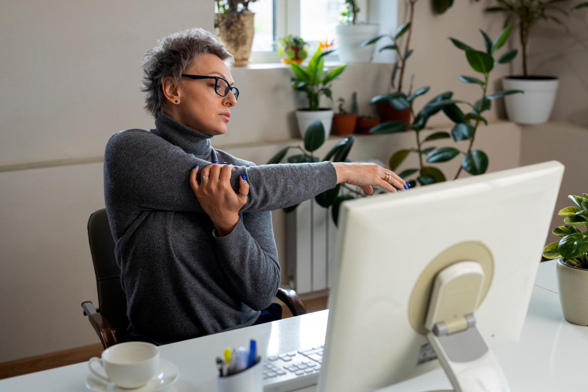 Como manter a postura correta no trabalho? Veja dicas práticas