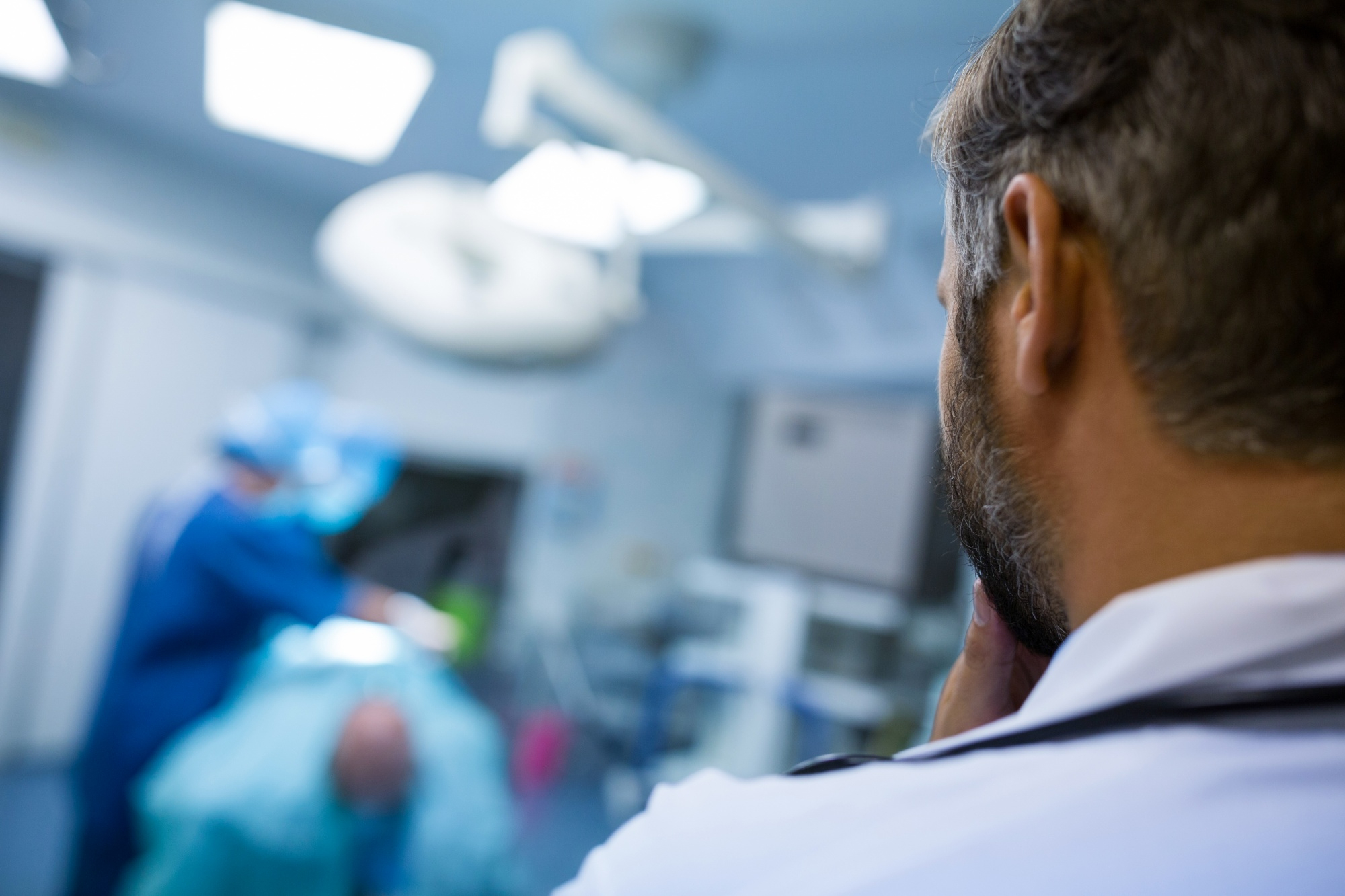 Médico observa realização de colonoscopia em hospital