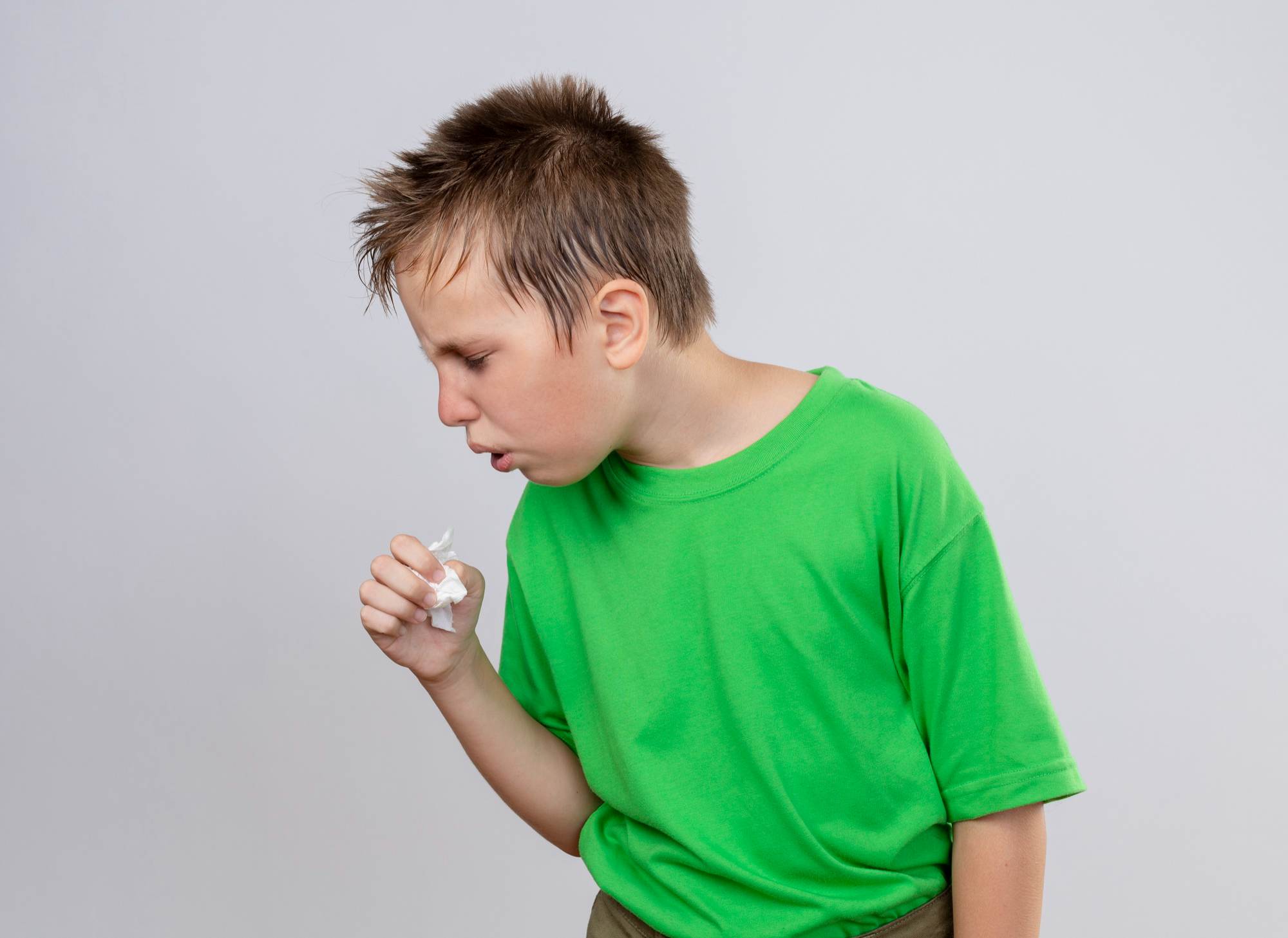 Menino de 7 anos com crupe viral tosse intensamente