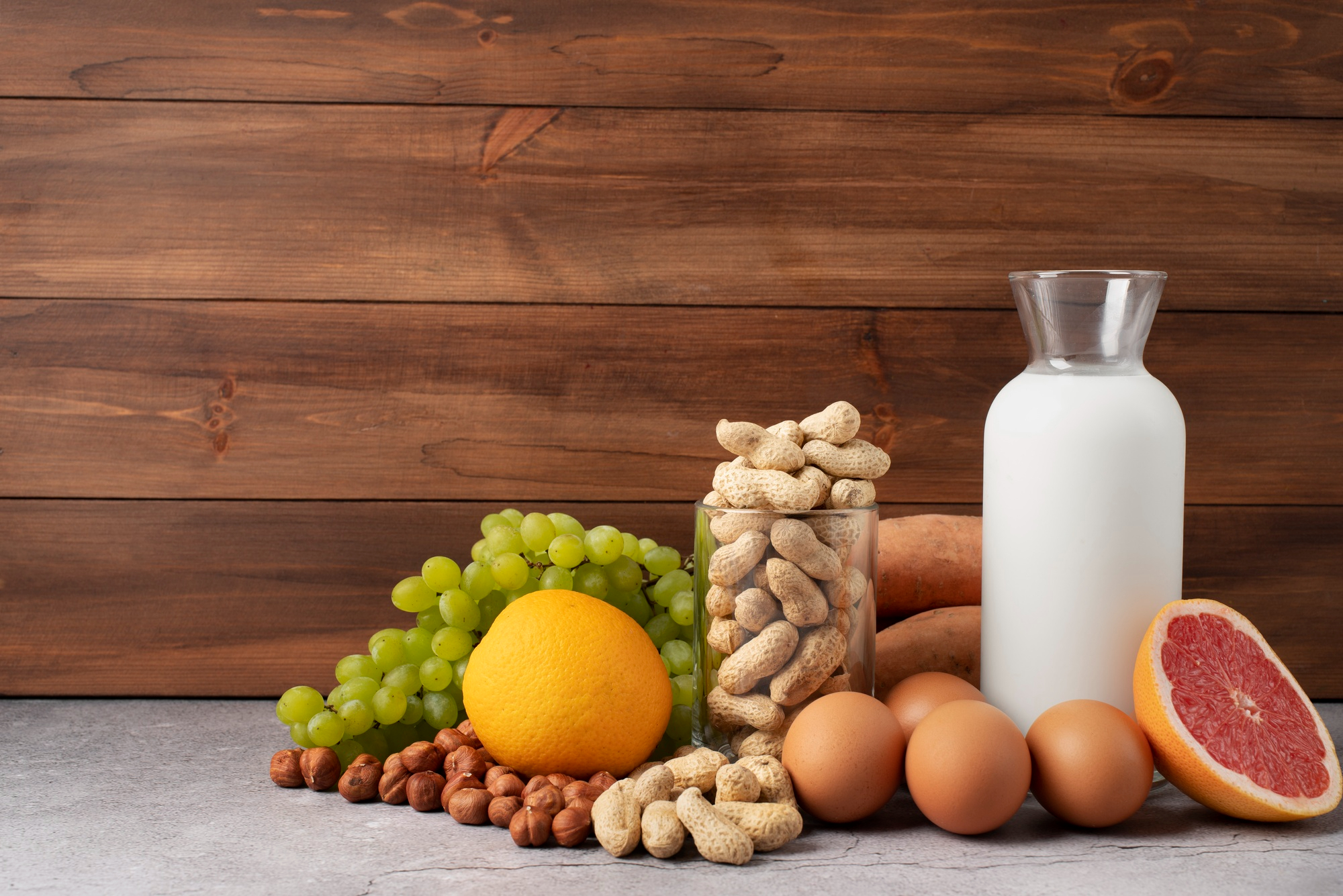 alimentos fontes de vitamina A, como ovos, leites e cenouras.