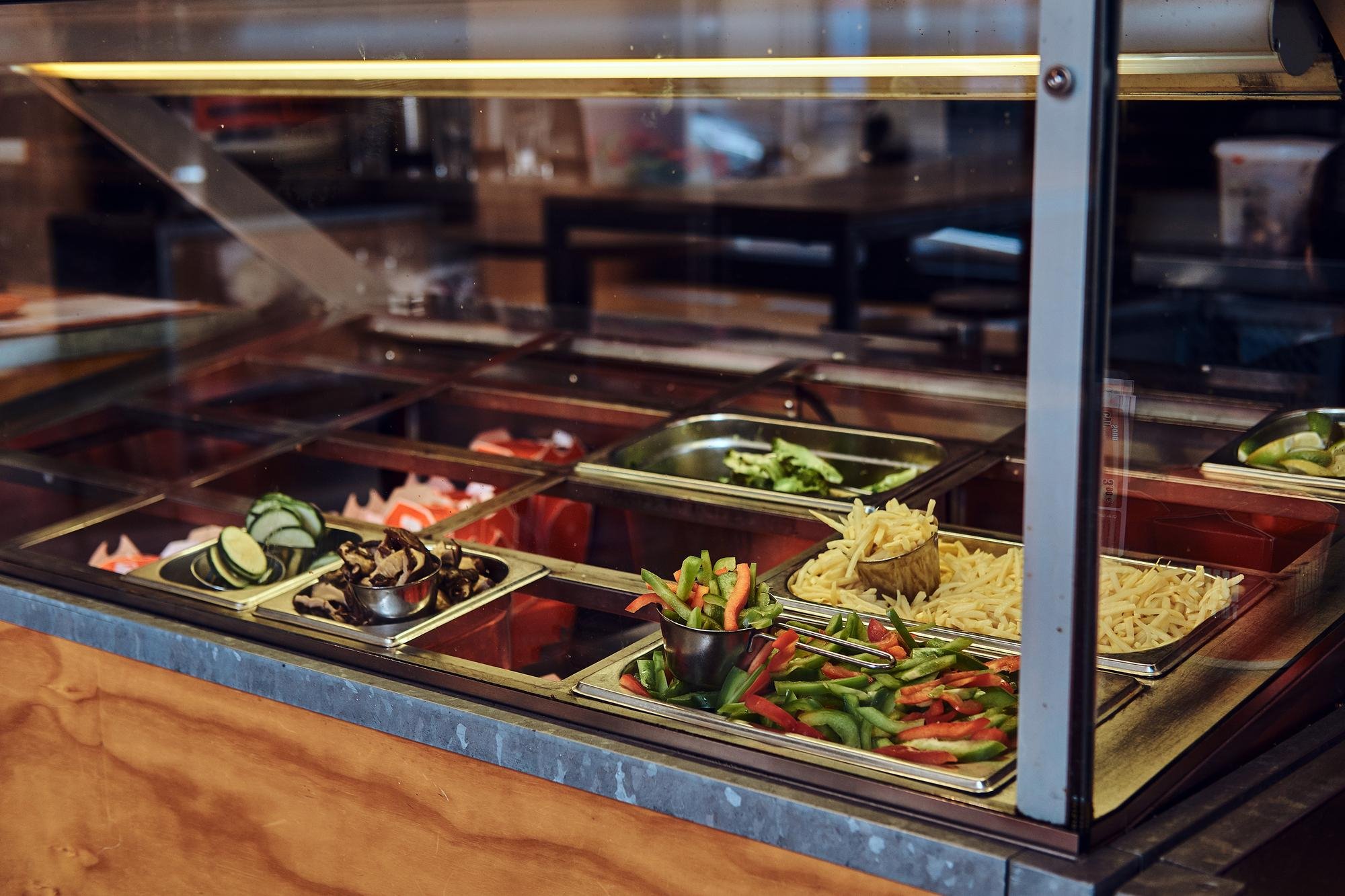 Como montar um prato saudável em buffets? Veja algumas dicas