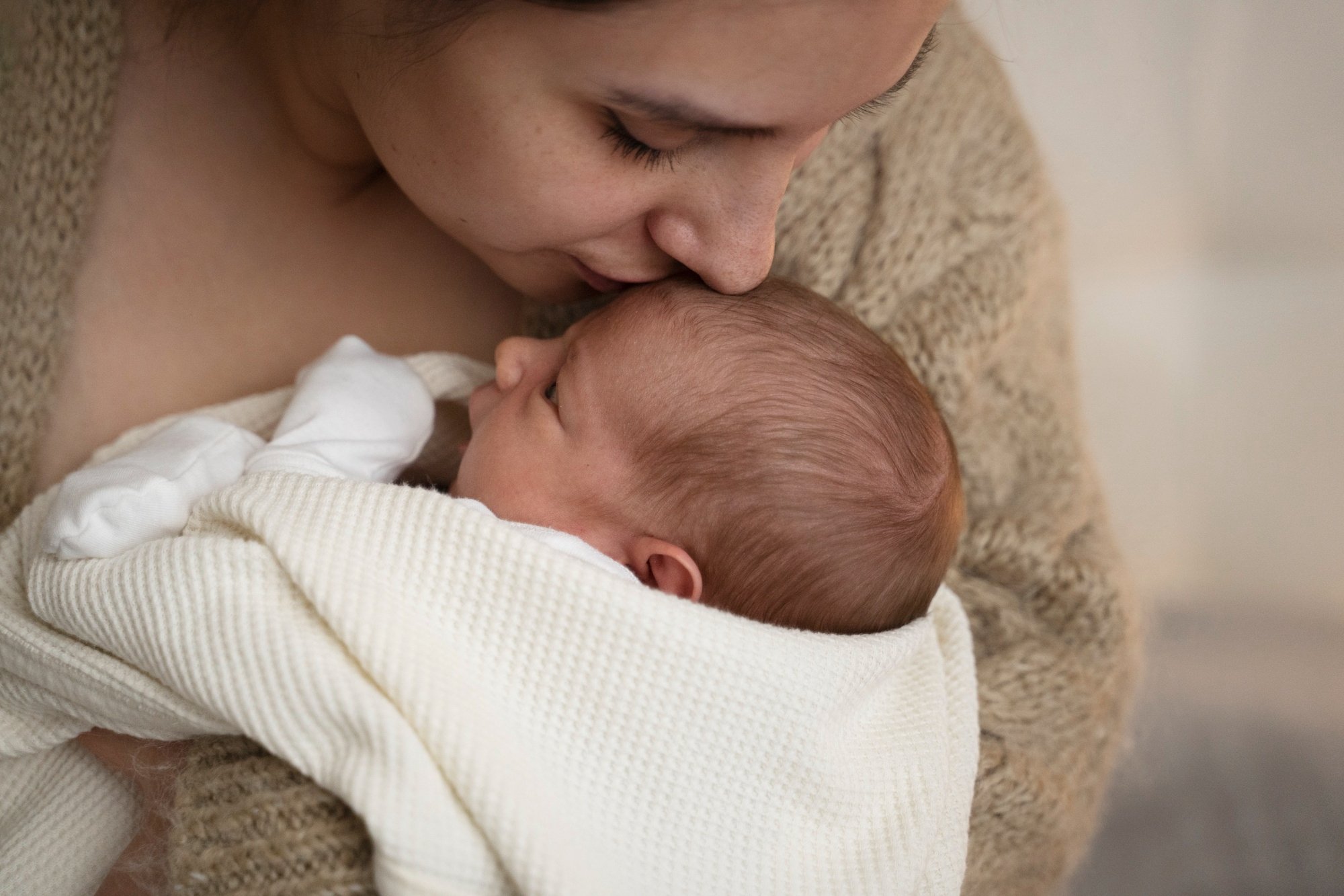 Mãe abraça filho que passou pelos testes do recém-nascido