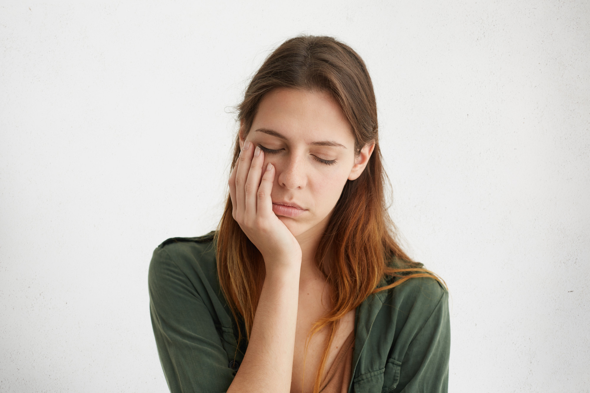 Mulher jovem com aparência cansada e recém-diagnosticada com síndrome de hashimoto