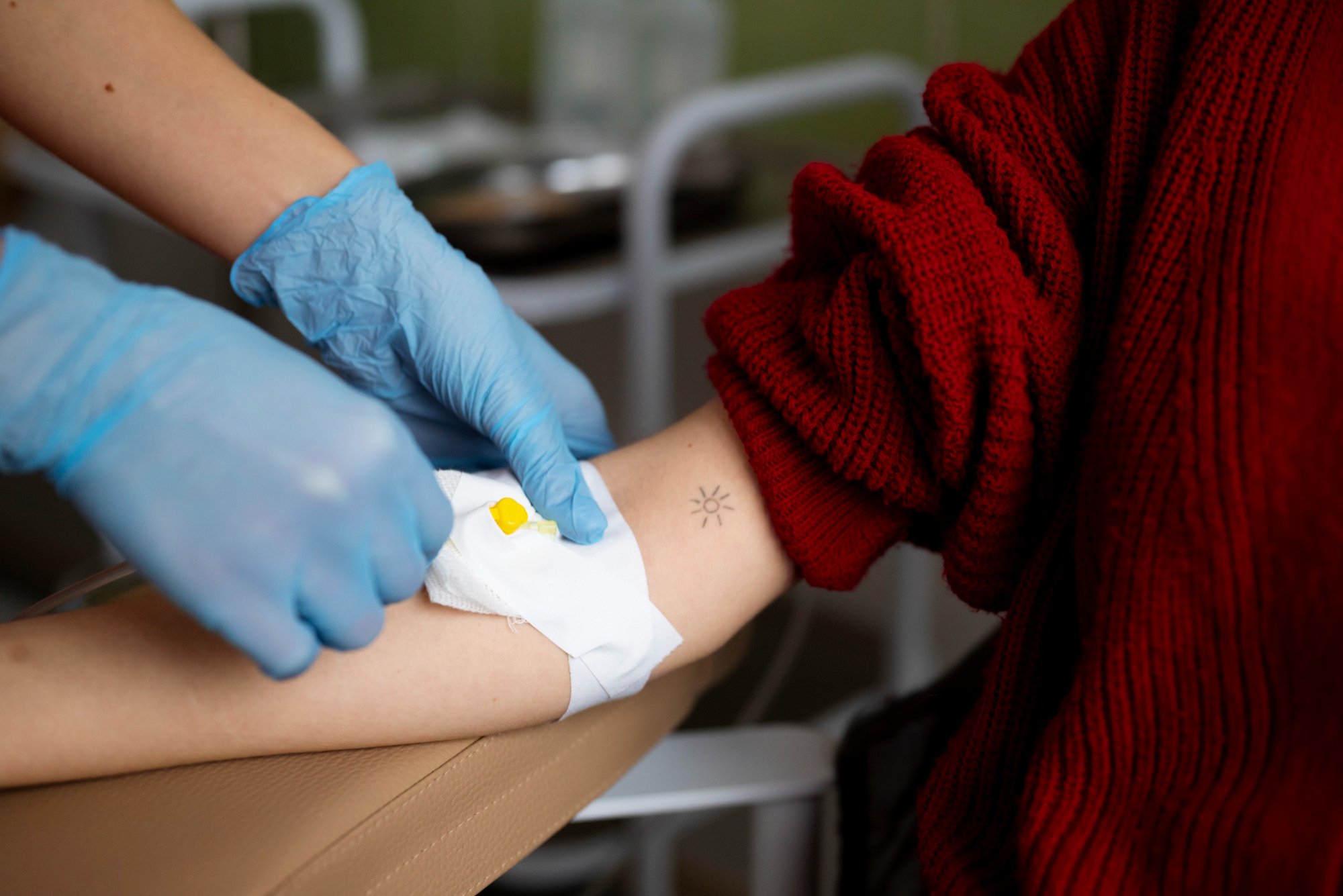 Mulher doa sangue e aproveita para entender mais sobre tipos sanguíneos