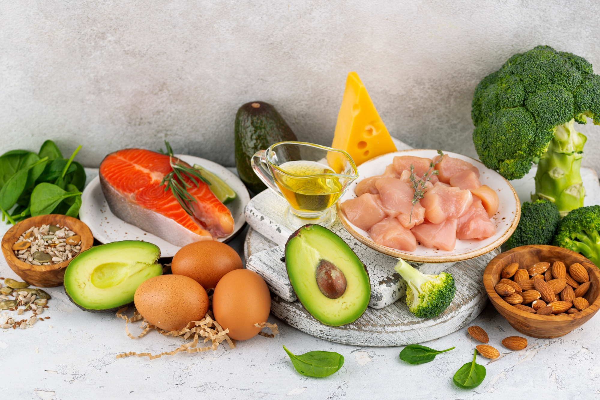 Alimentos como peixes, castanhas, ovos, brócolis e outros vegetais fontes de vitamina B1.