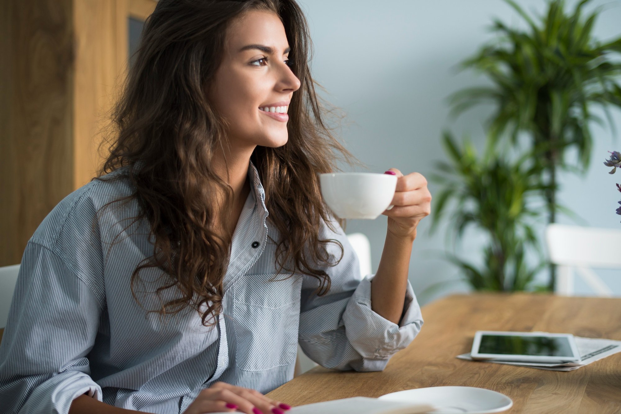 Mulher tomando café preto e entendendo por que café acelera o coração