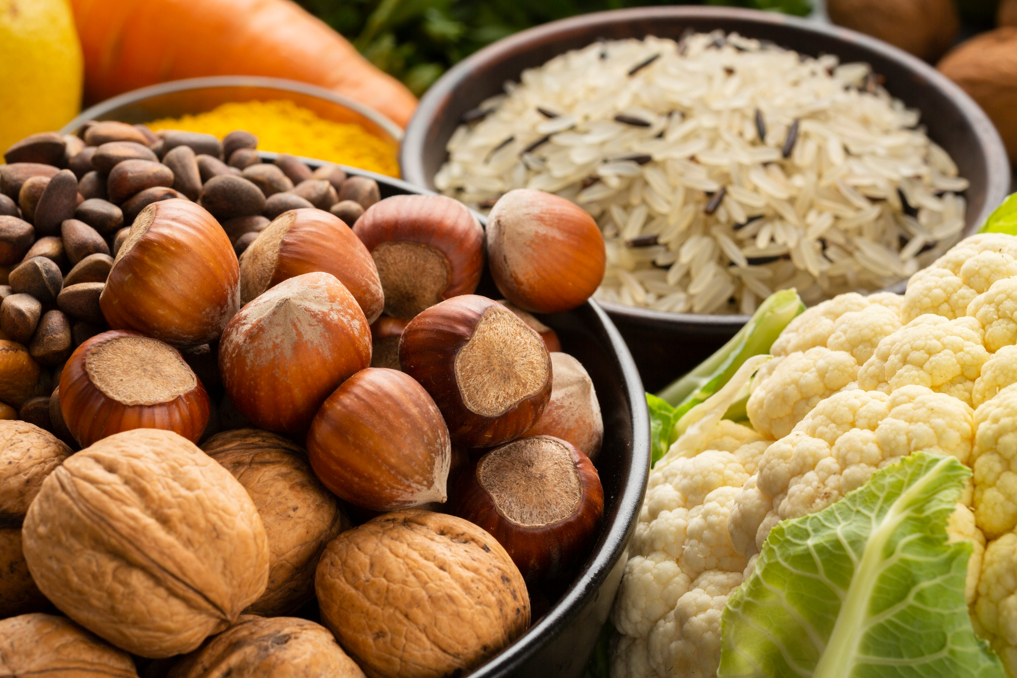 Alimentos fontes de cobre, como leguminosas, cereais integrais e oleaginosas.