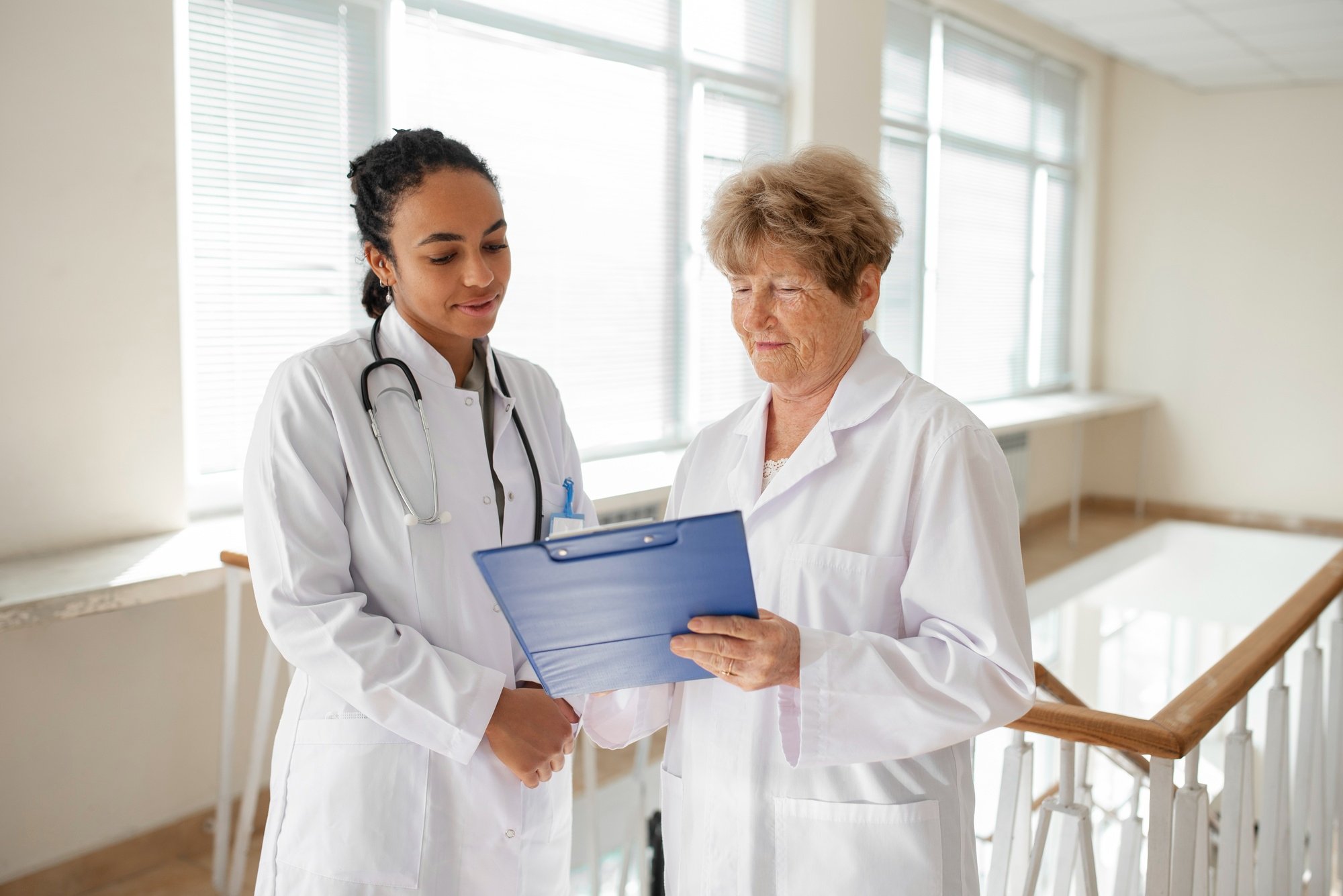 Médica experiente explica para outra médica jovem caso de síndrome do anticorpo antifosfolipídeo