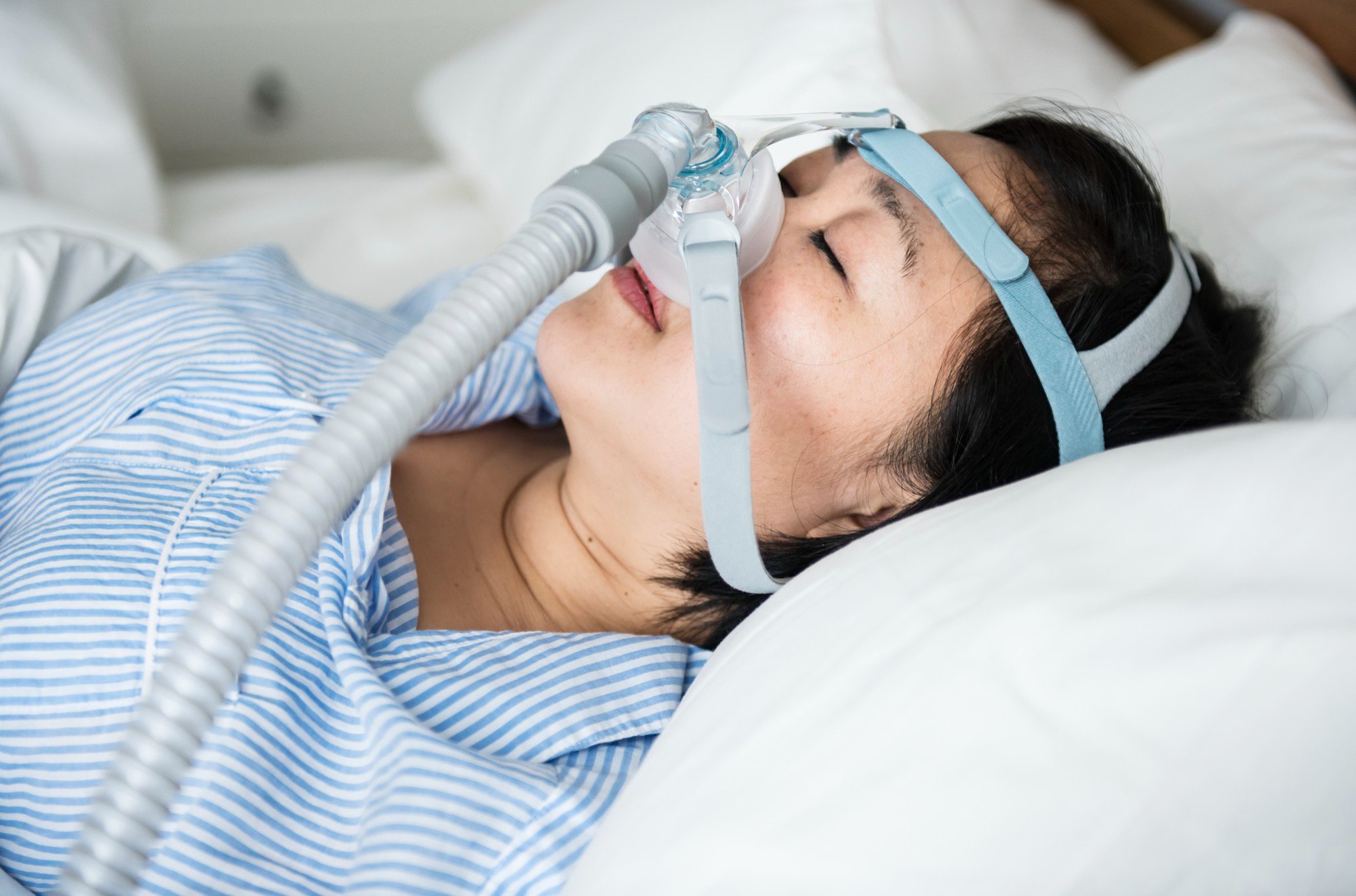 Mulher com apneia obstrutiva do sono usa CPAP para dormir e considera o uso de tirzepatida