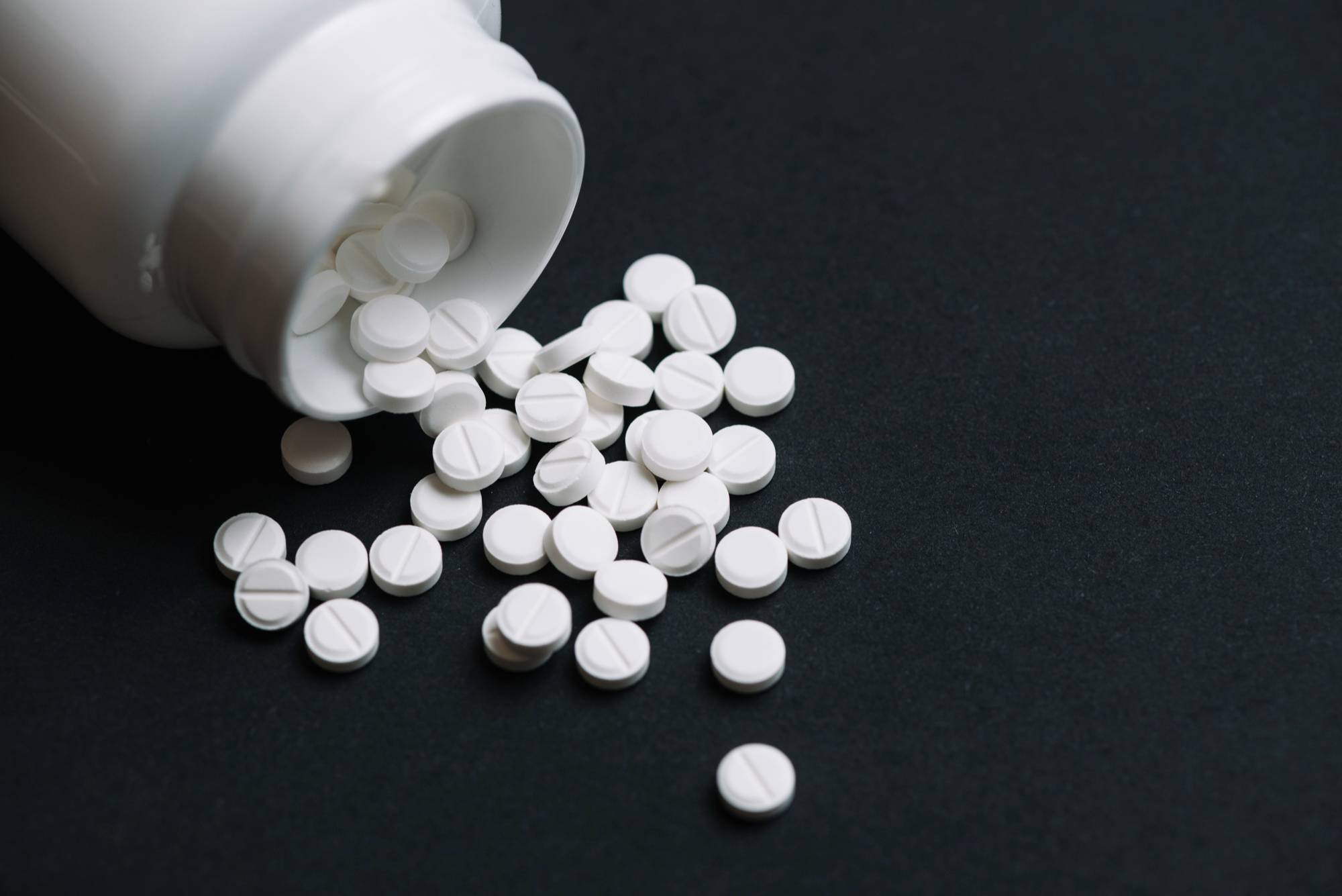 Frasco de comprimidos de atenolol utilizado para doenças cardiovasculares.