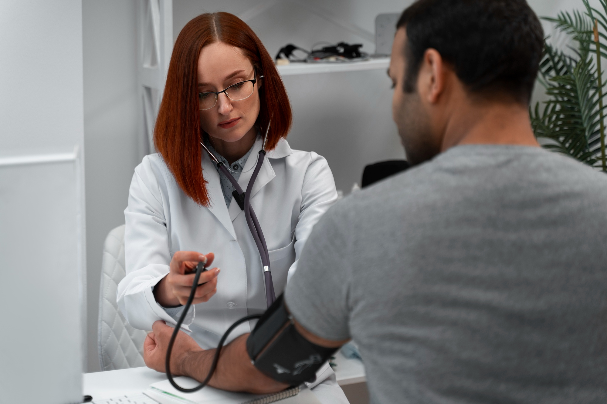 Médica aferindo pressão arterial de paciente que mudou totalmente de hábitos poucos dias antes de realizar exames laboratoriais.