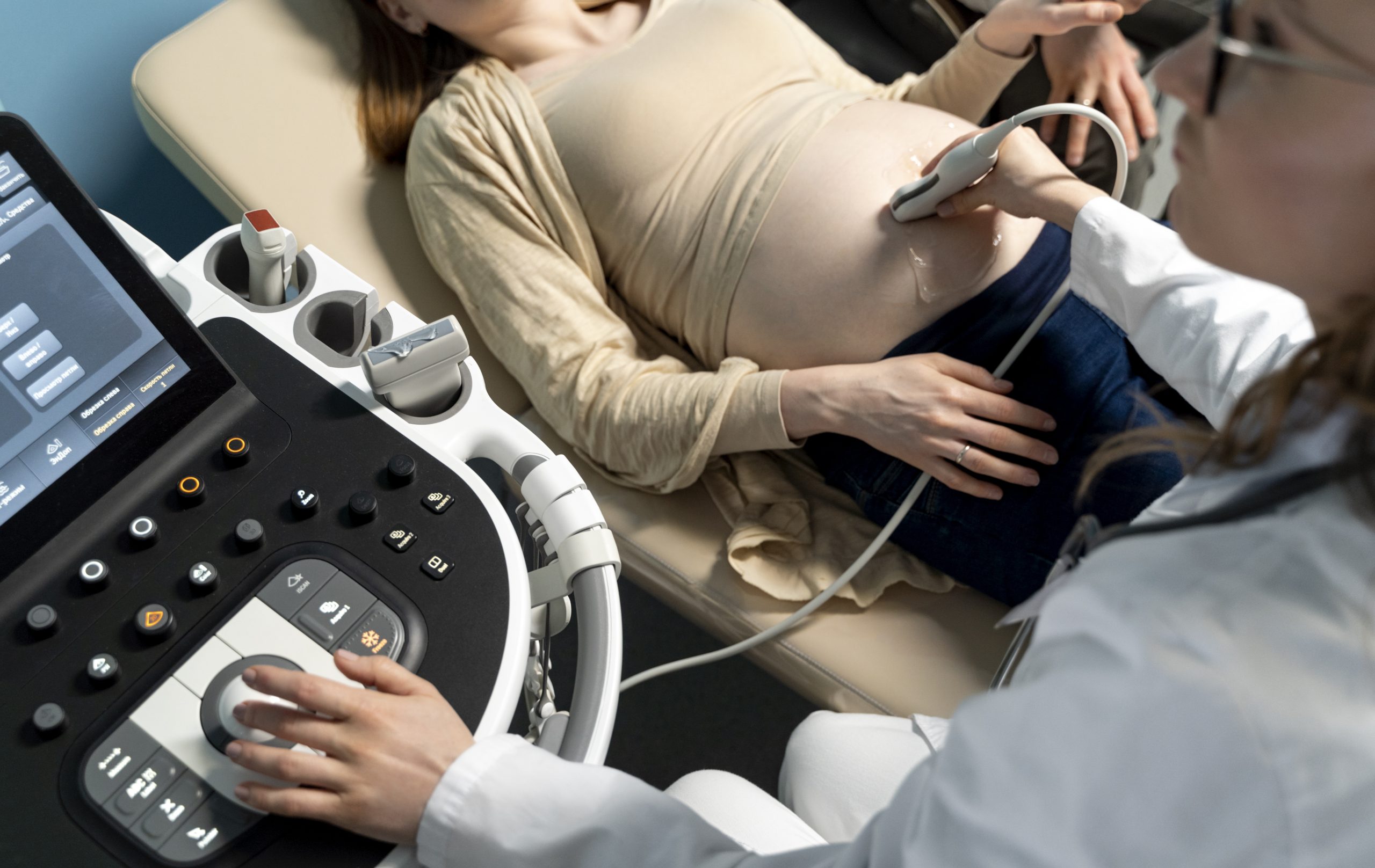 Gestante realiza ecocardiograma fetal com aparelho de ultrassom para avaliar o coração do bebê durante a gravidez.