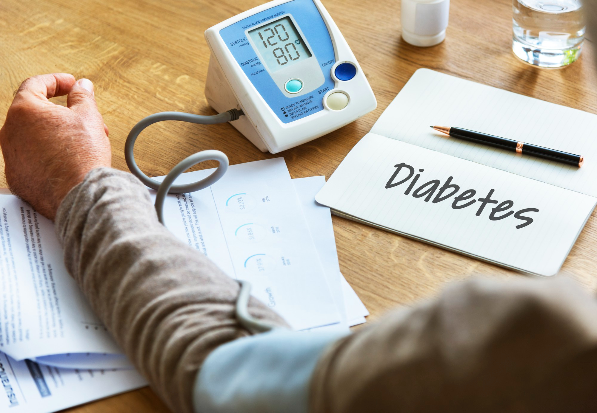 Pessoa idosa com pré-diabetes medindo pressão arterial e sendo orientada a respeito do que é possível fazer para reverter a condição.