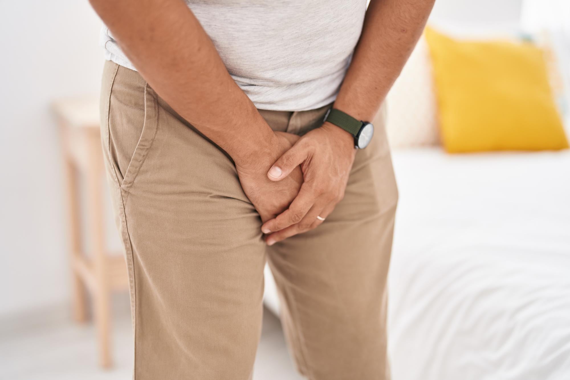 Jovem com dor intensa na região do testículo, sinal de torção testicular.