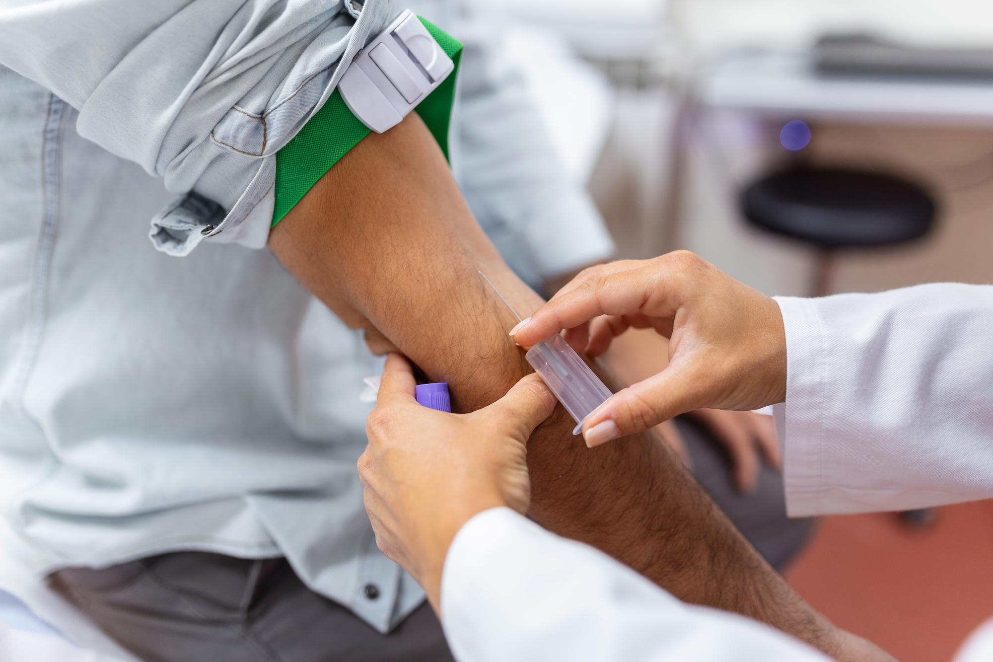 Pessoa realizando diversos exames médicos durante um check-up, representando o risco de investigação excessiva.