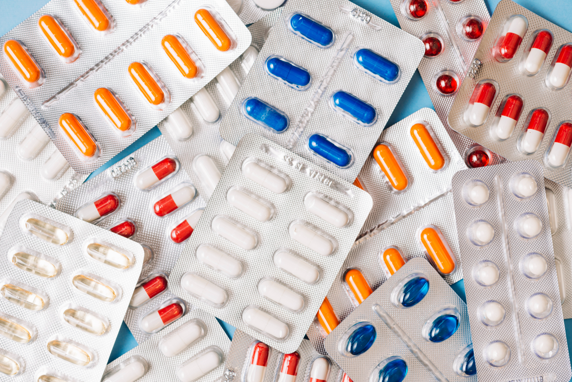 Comprimidos de corticoide dispostos em uma mesa.