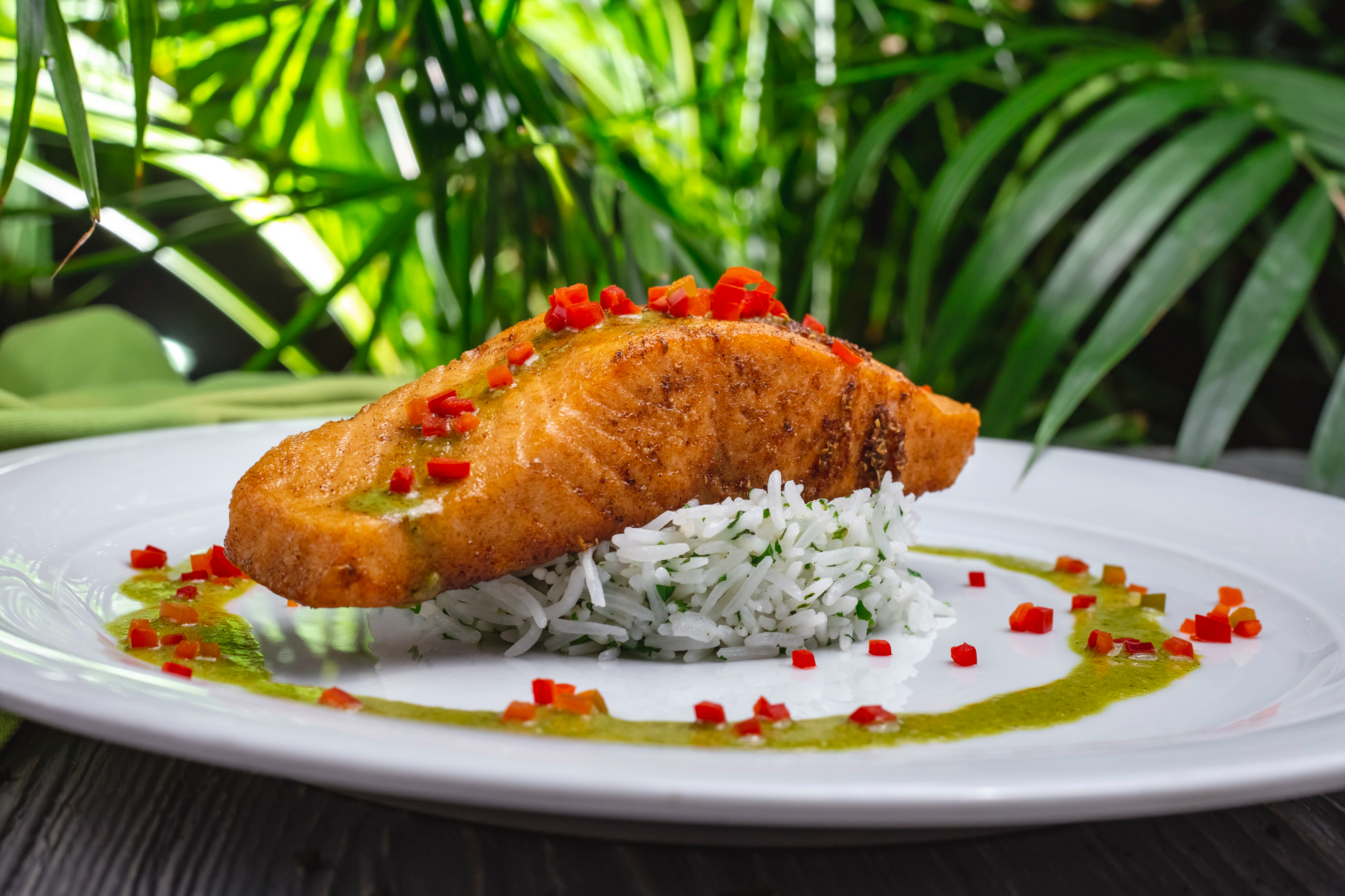 Prato com arroz e peixe, representando quem engole espinho de peixe. 