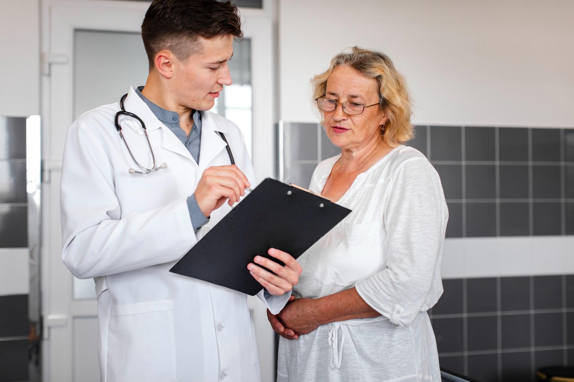 Médico analisando um exame laboratorial com resultados destacados fora do valor de referência, enquanto paciente mulher questiona resultados.