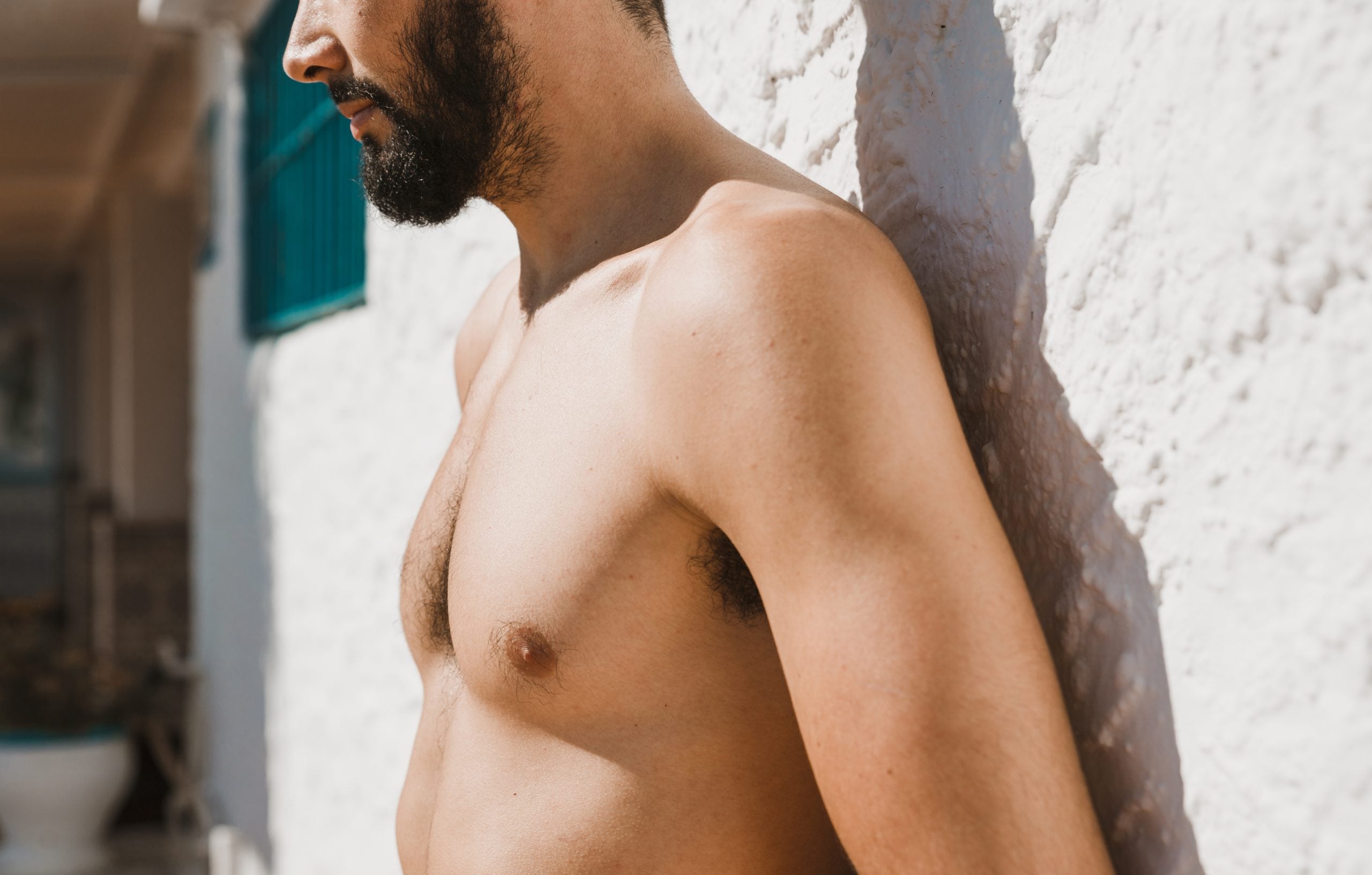Homem sem camisa, com a região do peito à mostra, em imagem ilustrativa sobre câncer de mama masculino, sinais da doença e fatores de risco.