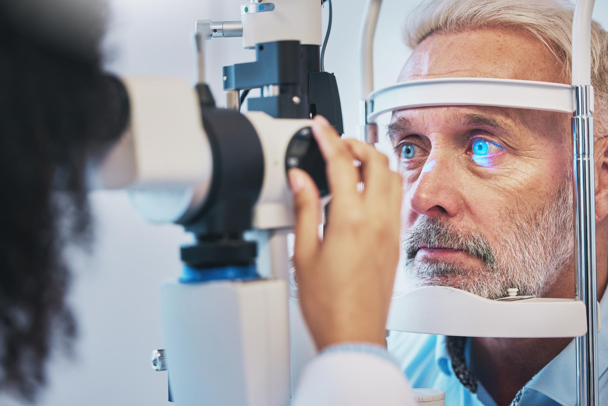 Médico oftalmologista avalia olhos de paciente com suspeita de catarata após uso prolongado de corticoides. 