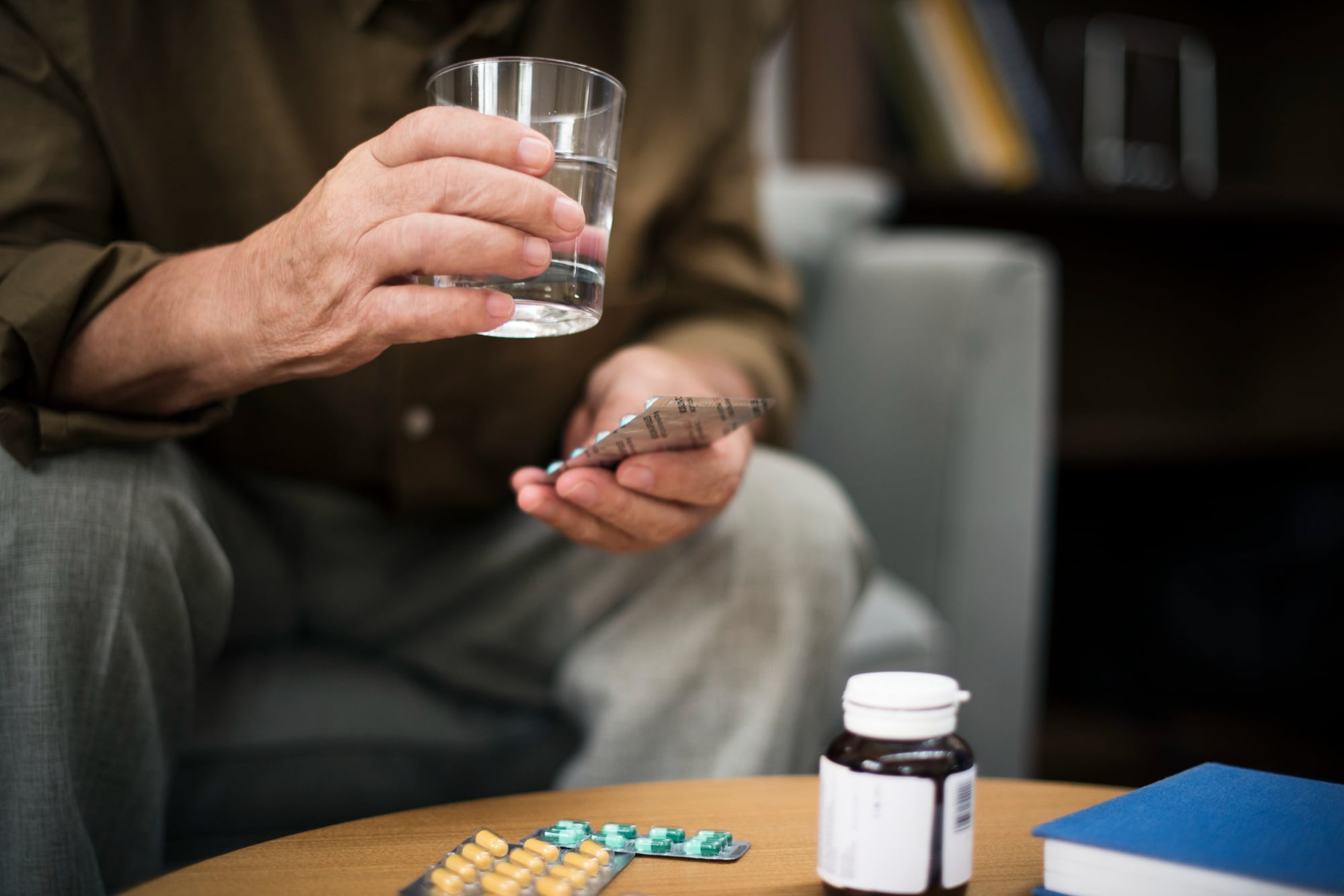 Homem toma remédios, representando a influência das expectativas nos efeitos placebo e nocebo.